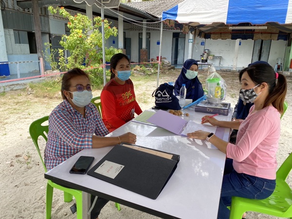 ปลัดองค์การบริหารส่วนตำบลดอนลงพื้นที่ตรวจเยี่ยมที่ศูนย์กักตัว ณ โรงเรียนบ้านคลอง พร้อมให้คำแนะนำ