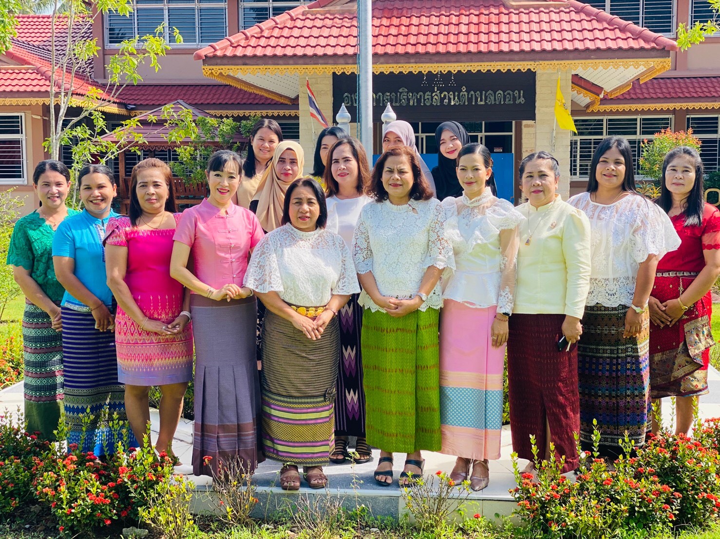 ปลัดองค์การบริหารส่วนตำบลดอน ร่วมรณรงค์และสนับสนุนการแต่งกาย "สวมผ้าไทย ใส่ผ้าถิ่น " ทุกวันศุกร์ สุดสัปดาห์เพื่อกระตุ้นให้ประชาชนนิยมใช้ผ้าไทยและผลิตภัณฑ์พื้นถิ่นเพิ่มมากขึ้น