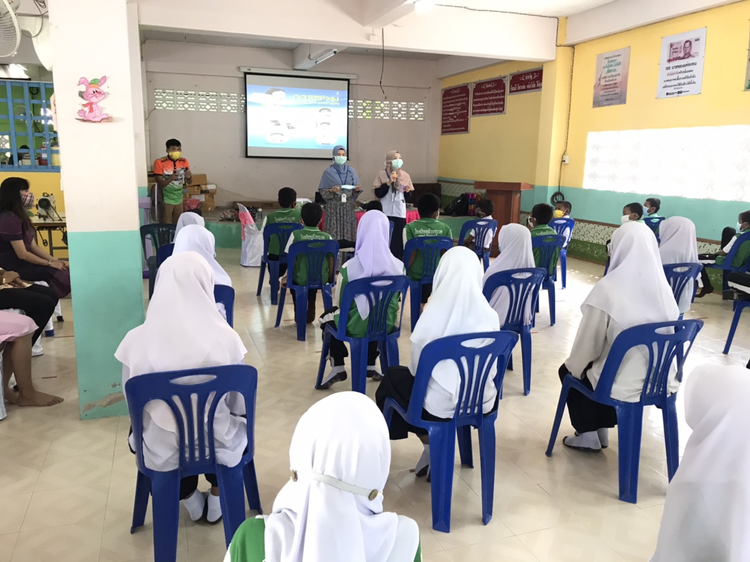  กองทุนหลักประกัน&#8203;สุขภาพตำบลดอน&#8203; ร่วมกับ&#8203; โรงเรียนบ้านราวอ จัดโครงการป้องกันการแพร่ระบาดโควิด-19&#8203; เพื่อป้องกันการแพร่ระบาดของเชื้อไวรัสโคโรนาในสถานศึกษาในช่วงเปิดภาคเรียน&#8203; 1&#8203; ก.ค.2563&#8203; โดยมีกิจกรรมการอบรมให้ความรู้&#8203;เกี่ยวกับการดูแลตัวเอง&#8203;ให้ห่างไกลโรคโควิด-19&#8203; ตามแนวทาง&#8203; New&#8203; Normal และฝึกปฏิบัติการจัดทำหน้ากากอนามัยให้แก่นักเรียนเพื่อใช้ในช่วงเปิดภาคเรียน