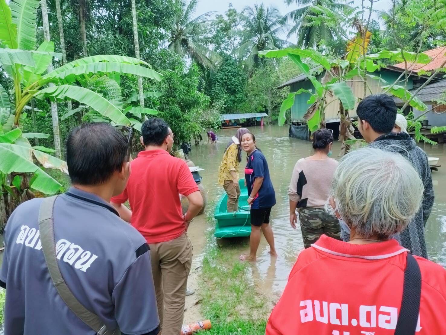 วันที่ 19 ธันวาคม 2565 องค์การบริหารส่วนตำบลดอน โดยนางอำไพ ศรีเพ็ชรสัย รองนายกองค์การบริหารส่วนตำบลดอน พร้อมด้วยคณะผู้บริหาร,ประธานสภาองค์การบริหารส่วนตำบล,สมาชิกสภาองค์การบริหารส่วนตำบล และพนักงานในสังกัด ลงพื้นที่สำรวจผู้ประสบภัยน้ำท่วมในพื้นที่องค์การบริหารส่วนตำบลดอน