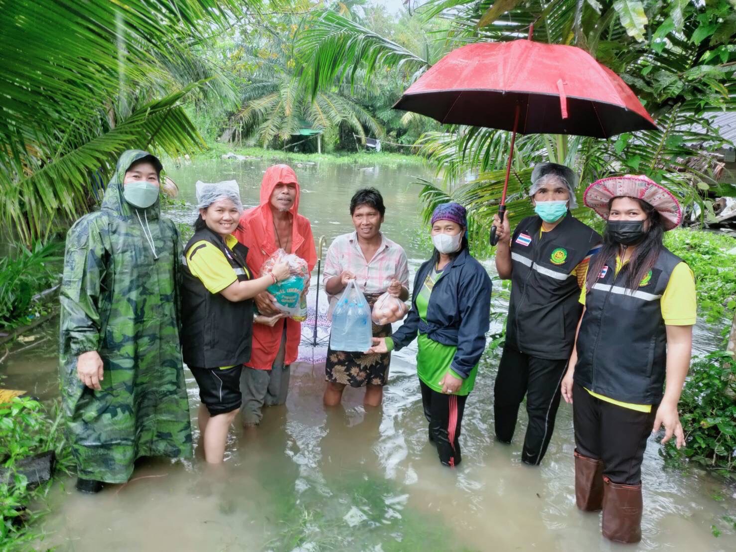 องค์การบริหารส่วนตำบลดอน โดยนางอำไพ ศรีเพ็ชรสัย รองนายกองค์การบริหารส่วนตำบลดอน พร้อมด้วยคณะผู้บริหาร,ประธานสภาองค์การบริหารส่วนตำบล,สมาชิกสภาองค์การบริหารส่วนตำบลและพนักงานในสังกัด ร่วมลงพื้นที่แจกถุงยังชีพผู้ประสบภัยน้ำท่วมในพื้นที่องค์การบริหารส่วนตำบลดอน